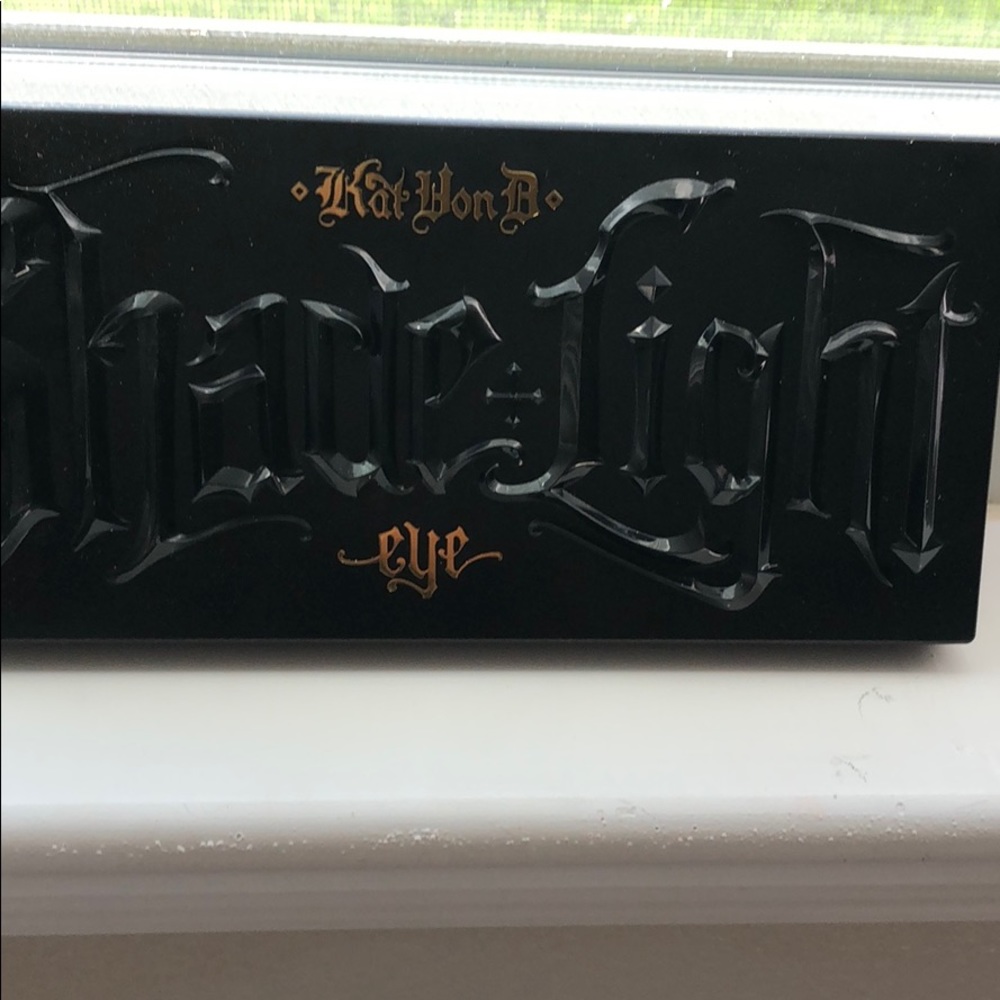Kat Von D shade and light eyeshadow pallet